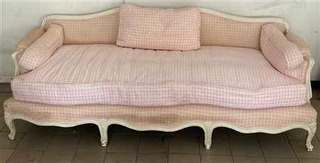 Divano in legno laccato con braccioli e gambe mosse intagliate rivestito in tes