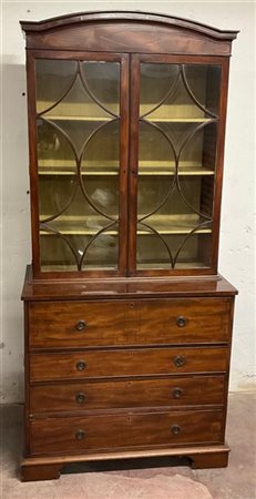 Mobile a due corpi in mogano con parte inferiore a quattro cassetti di cui il p