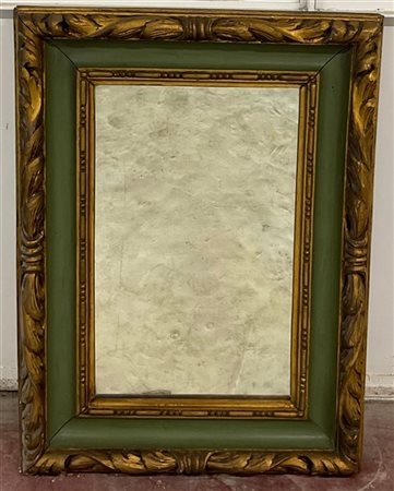 Specchiera con cornice in legno intagliato, laccato e dorato a volute (cm 115x8