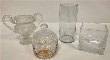 Lotto composto da quattro vasi in cristallo di cui uno decorato a cervi e fiori