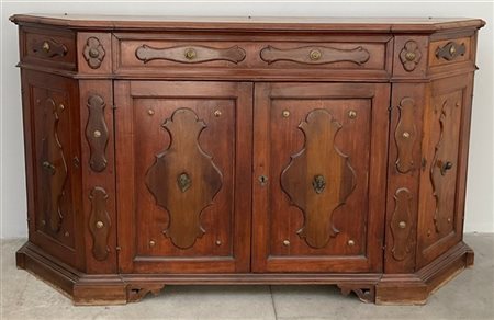 Credenza scantonata in legno decorata con pannelli sagomati e borchie in metall