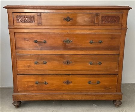 Comò a quattro cassetti di cui quello sottopiano decorato a riquadri con giochi