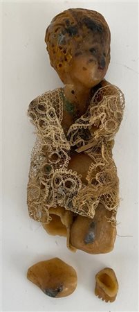 Arte del secolo XVII, scultura in cera raffigurante Gesù Bambino con applicazio