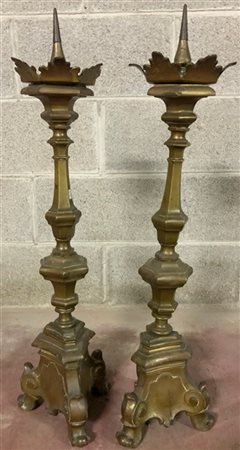 Coppia di candelieri in bronzo con fusto tornito, piedi ferini. Fine secolo XVI