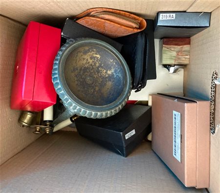 Cartone contenente numerosi oggetti di fatture ed usi differenti (difetti e man