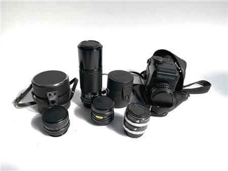 Cartone contenente alcuni obbiettivi e un corpo macchina digitale (difetti e ma