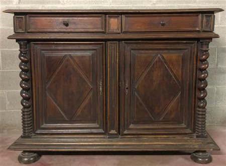 Antica credenza a due cassetti e due ante pannellate, montanti a torciglione, p