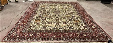 Tappeto Sarouk, Persia, secolo XX. Decoro con piccolo medaglione su fondo bianc