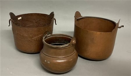 Gruppo di tre diversi secchielli in rame con manico, di misure differenti (dife