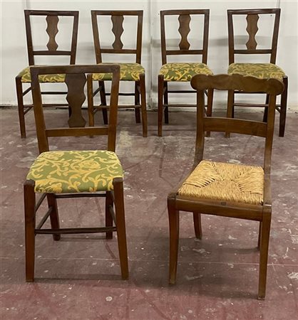 Gruppo di cinque sedie in legno con schienali a giorno, sedute impagliate rives