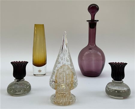 Lotto composto da una coppia di candelieri in vetro massiccio con base globular