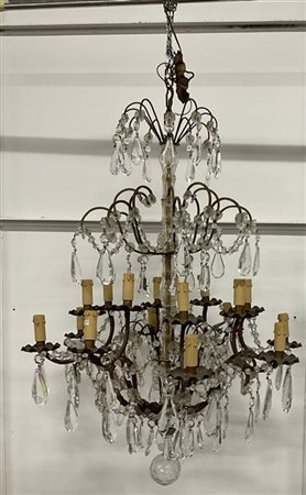 Lampadario a sedici luci con struttura in metallo brunito, fusto e pendagli in