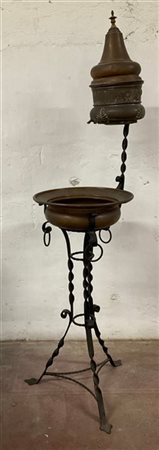 Bacile con acquamanile in rame con sostegno in ferro battuto tornito (h. cm 176