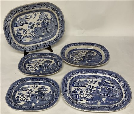 Lotto composto da cinque piatti ovali di manifattura inglese con decoro a paesa