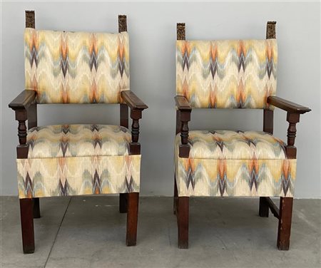 Coppia di antiche poltrone rinascimentali con schienale decorato da pinnacoli i