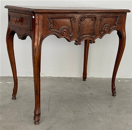 Tavolino da centro in legno con cassetto nella fascia sagomata ed intagliata, g