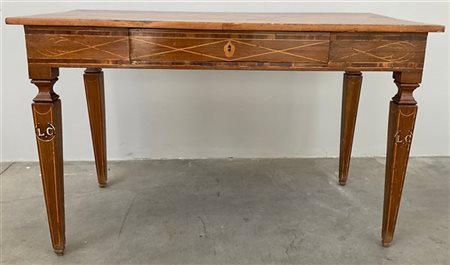 Tavolo scrittoio lastronato e filettato in legni pregiati, un cassetto nella fa