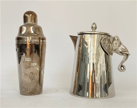 Lotto composto da uno shaker e un versatoio con presa a testa di elefante a tut