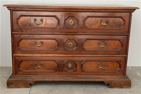 Antico canterano in noce con fronte a tre cassetti decorati con riserve ottagon