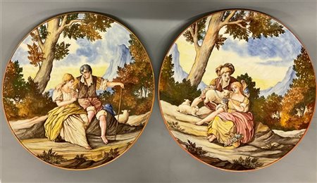 Manifattura del secolo XIX. Coppia di piatti in ceramica decorati in policromia