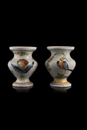 Manifattura di Sassuolo, secolo XIX. Coppia di vasi in maiolica decorati in pol