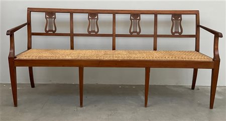 Divano in legno con schienale a giorno e cartelle traforate a motivo di lira, g