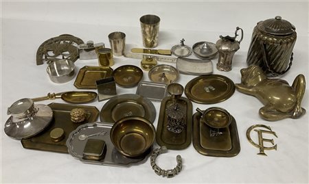 Cartone contenente numerosi oggetti in metallo per usi differenti (difetti)