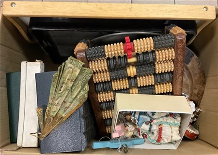 Cartone contenente numerosi oggetti di diverso uso e materiale