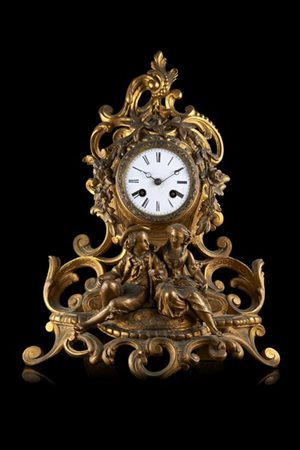 Pendola in metallo dorato con cassa decorata a volute fogliate e scena bucolica