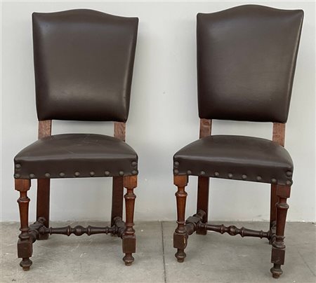 Coppia di sedie in rovere con gambe tornite a rocchetto rivestite in finta pell