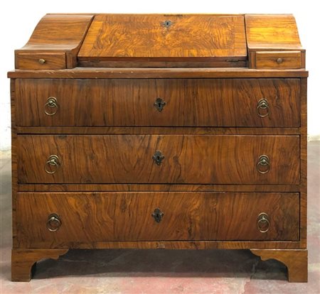 Antica ribalta lastronata in noce con fronte a tre cassetti, calatoia celante c