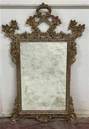 Specchiera con cornice in legno intagliato e argentato a fiori e volute (cm 70x