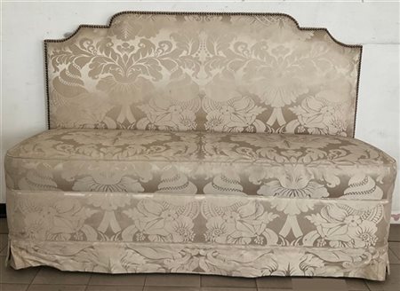 Divanetto con schienale di forma sagomata rivestito in tessuto a fiori (L. cm 1