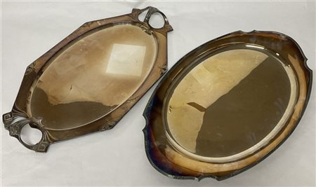 Lotto composto da un vassoio biansato Liberty in metallo argentato ed un vassoi