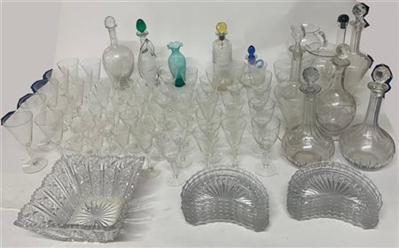 Lotto di tre cartoni contenenti numerosi bicchieri, bottiglie in cristallo e an