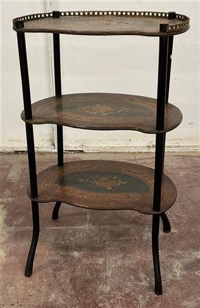 Étagère a tre ripiani con montanti ebanizzati, piani intarsiati con essenze dif