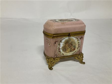 Manifattura francese, scatola in opaline dipinta in policromia con scene di ang