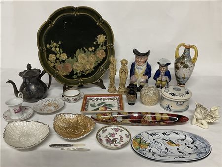 Lotto di due cartoni contenenti numerosi oggetti in ceramica e altri materiali