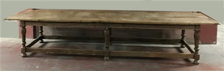 Tavolo da refettorio di forma rettangolare in legno con sei sostegni torniti a