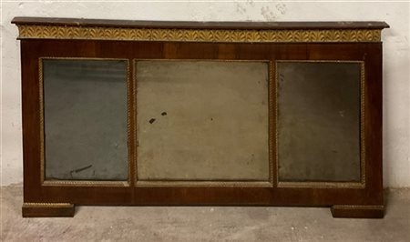 Caminiera tripartita lastronata in mogano, sormontata da fregio in pastiglia do