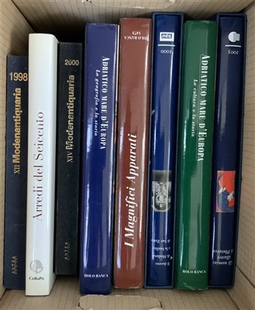 Lotto composto da quattro cartoni contenenti numerosi volumi inerenti l'arte e