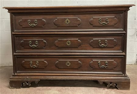 Cassettone con fronte a tre cassetti decorati da pannelli sagomati, piedi a men