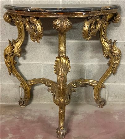 Console in legno intagliato e dorato con gambe e traverse di forma mossa decora