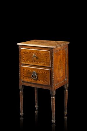 Comodino lastronato a due cassetti con fronte, fianchi e coperchio filettati in