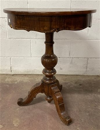 Tavolino con piano di forma circolare filettato in legno chiaro a tre cassetti