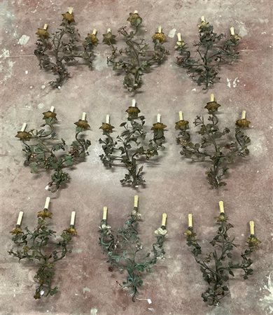Nove applique a tre luci in ferro battuto e laccato a foglie e fiori. Secolo XI