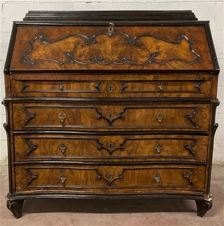 Ribalta lastronata e radicata, profili e cartelle ebanizzate. Fronte a tre cass