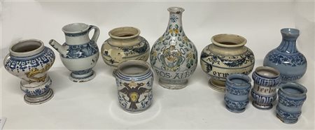 Lotto composto da dieci tra vasi e albarelli di manifatture ed epoche different