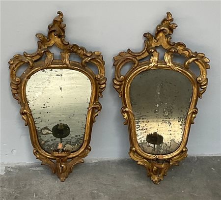 Coppia di ventole ad una fiamma in legno intagliato e dorato a volute, portacan