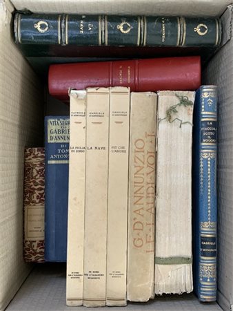 D'Annunziana - cartone contenente sette volumi di Gabriele D'Annunzio (difetti)